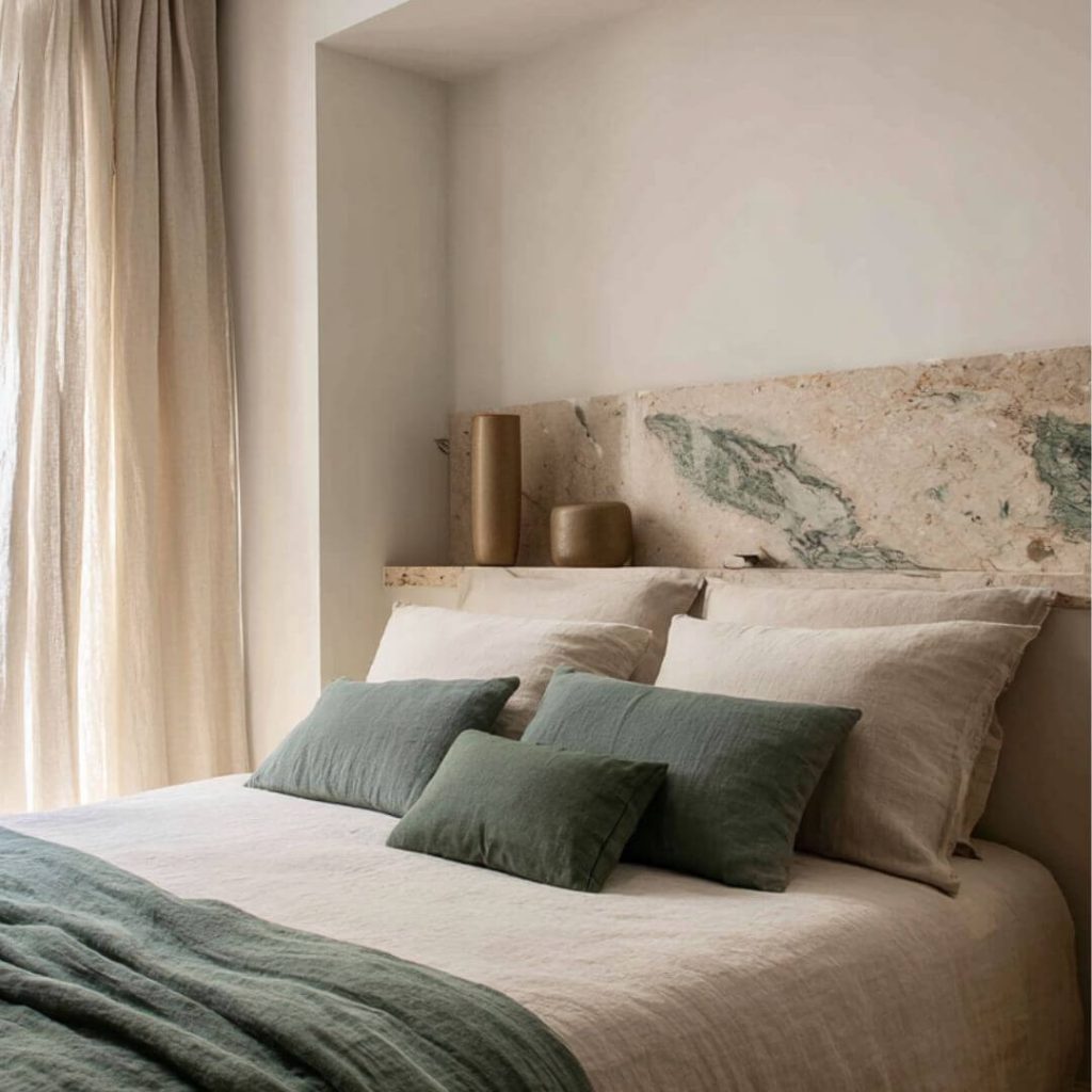 Dormitorio con cabecero de mármol veteado verde. Proyecto Mentidero, diseño de interiores por Fran Linares.