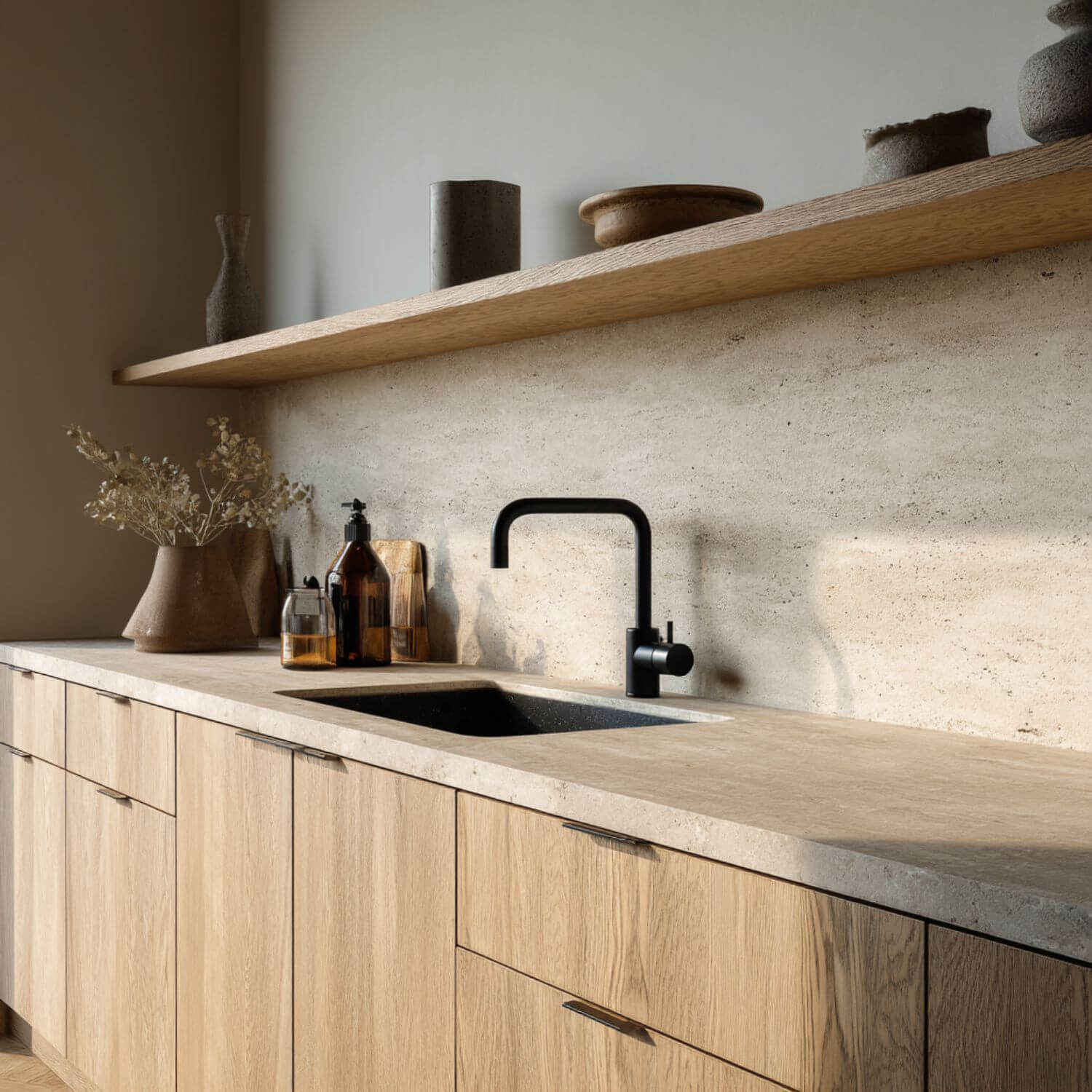 Cocina minimalista cálida con distribución funcional – proyecto de interiorismo funcional en Sevilla por Fran Linares.