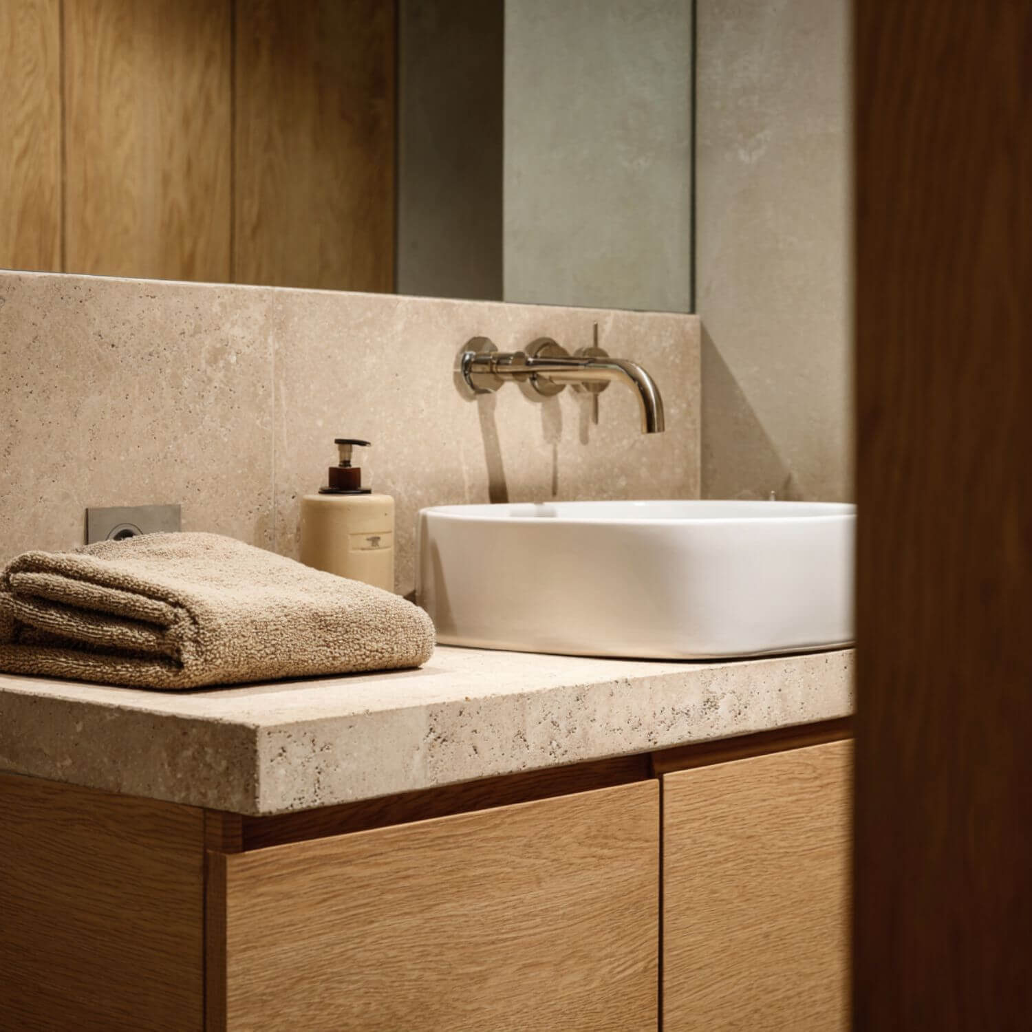 Baño pequeño con diseño editorial, real y funcional en Sevilla.