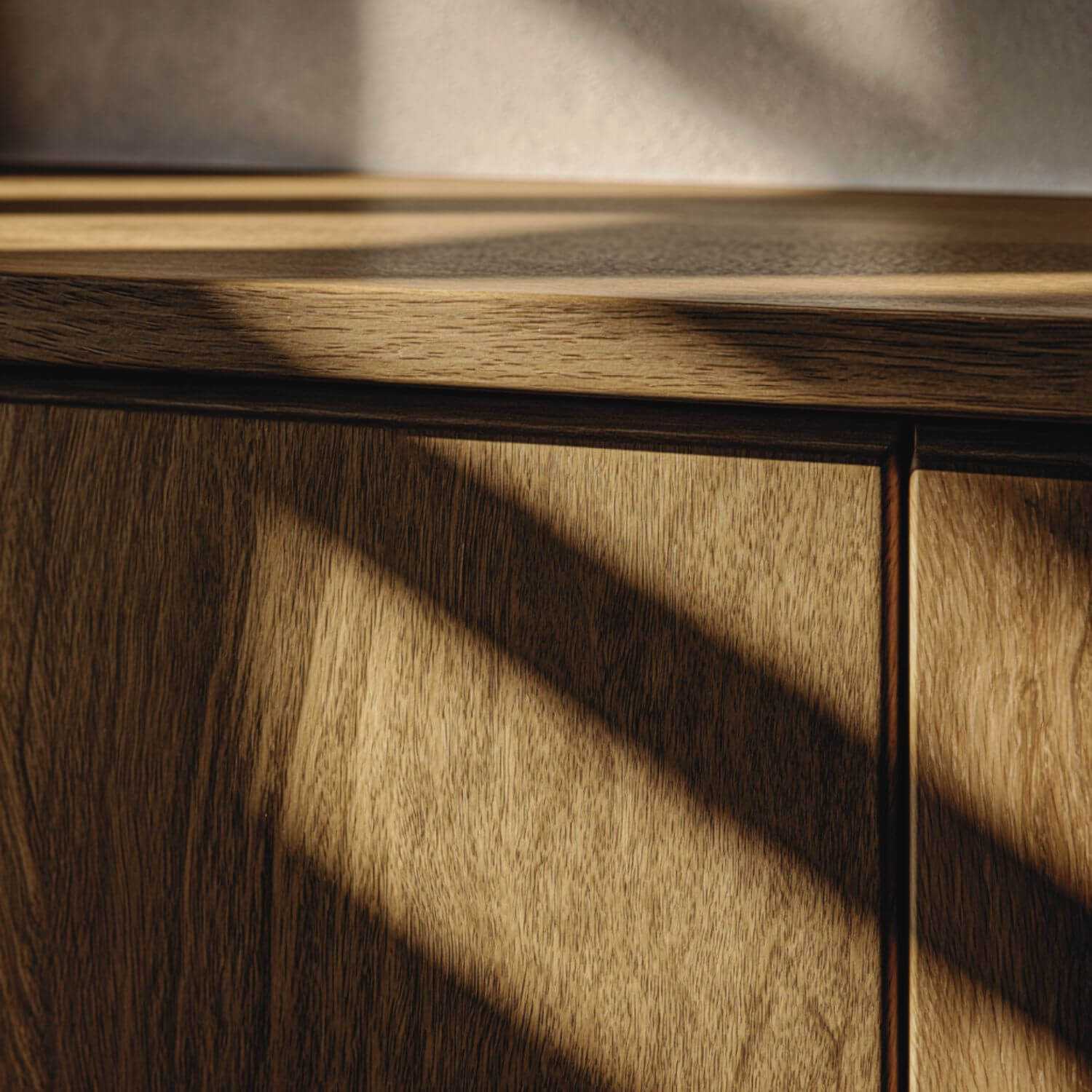 Detalle editorial de un mueble de roble con encimera de madera y luz natural, diseño de interiores en Sevilla.
