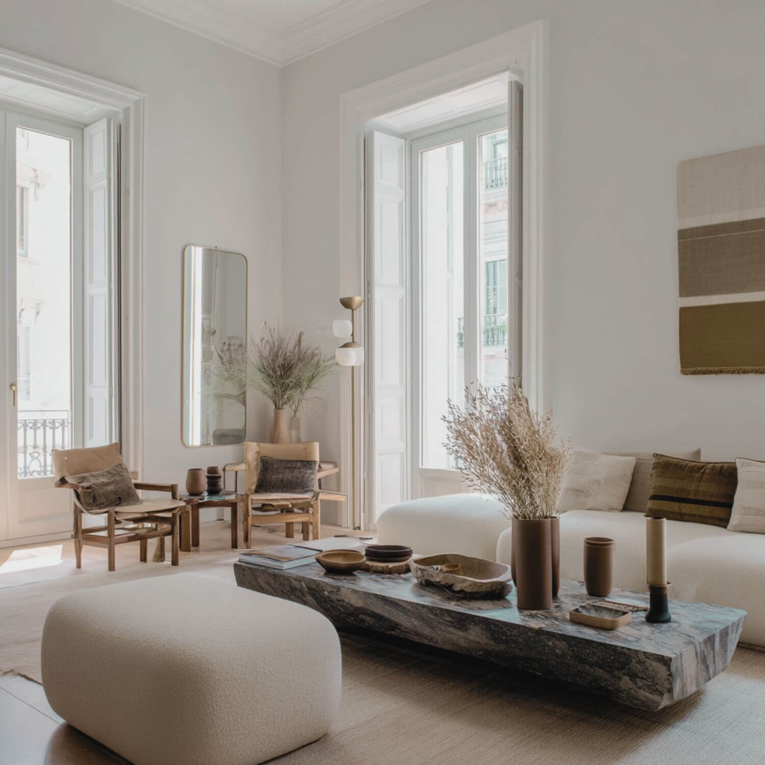 Salón diseñado con interiorismo editorial en Sevilla: elegancia sobria, materiales nobles y diseño funcional por Fran Linares