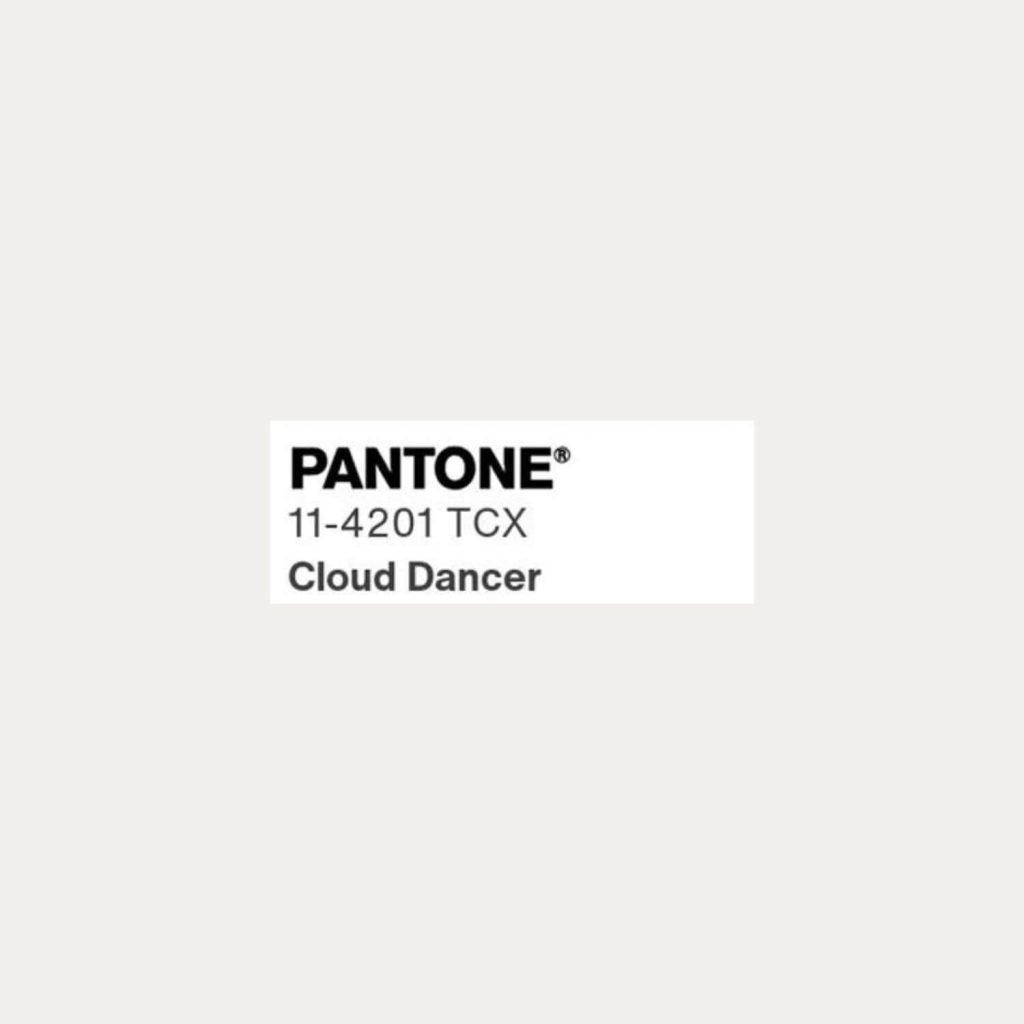 Tarjeta Pantone Cloud Dancer 2026, blanco roto oficial del año.