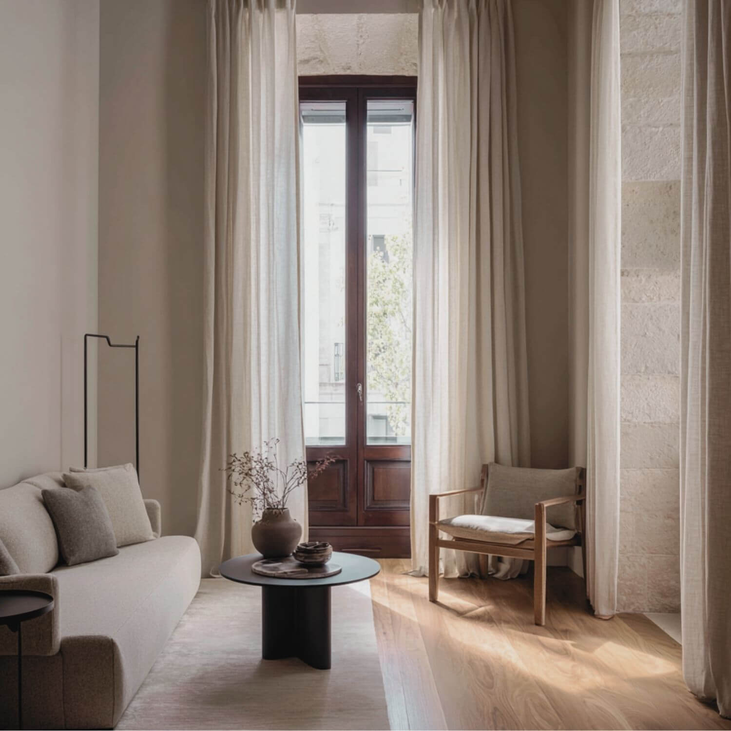 Salón con diseño de interiorismo en Sevilla, tonos neutros y materiales nobles. Imagen editorial del estilo de Fran Linares.