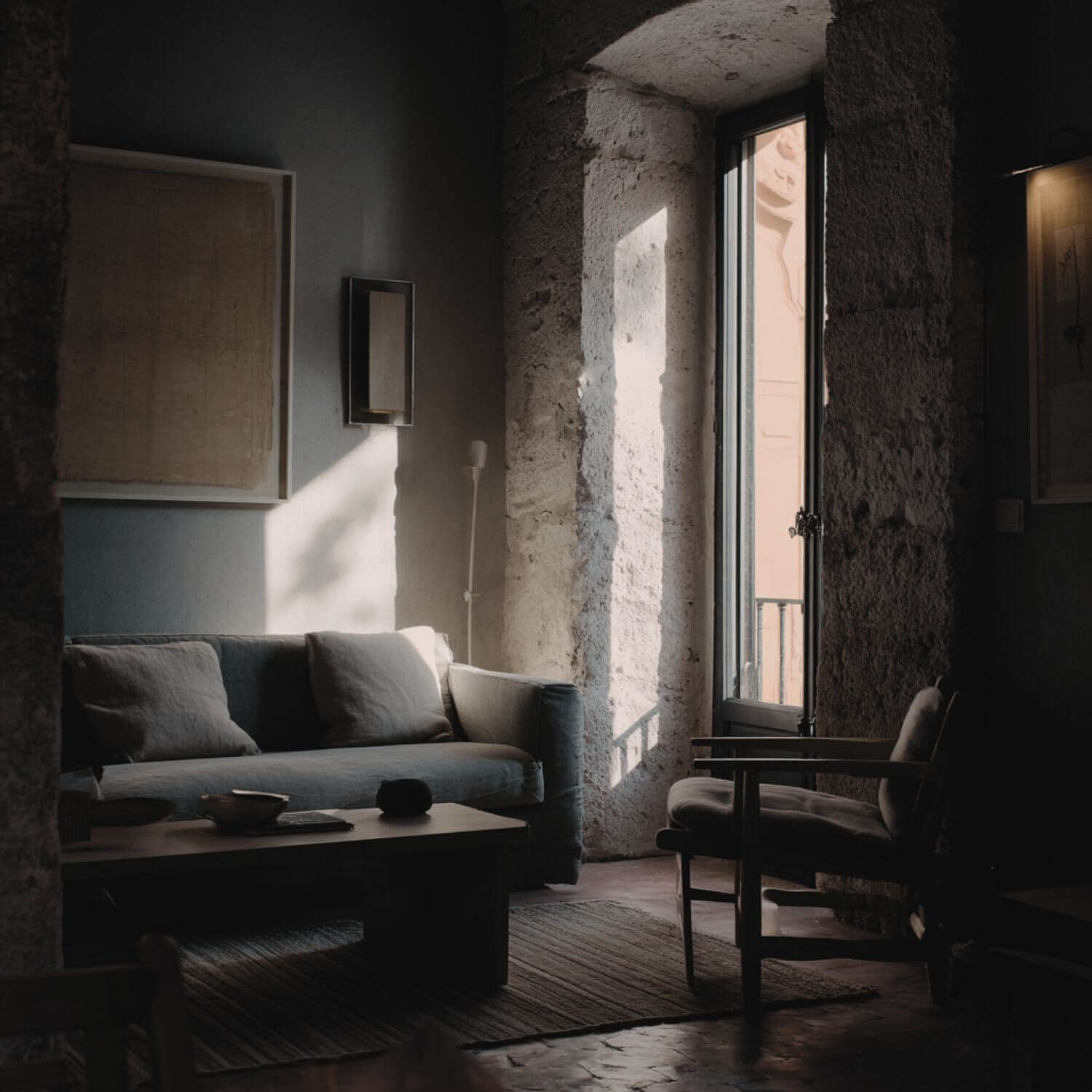 Interior en Sevilla con pilares de piedra, luz intensa y diseño sobrio y monacal de Fran Linares.