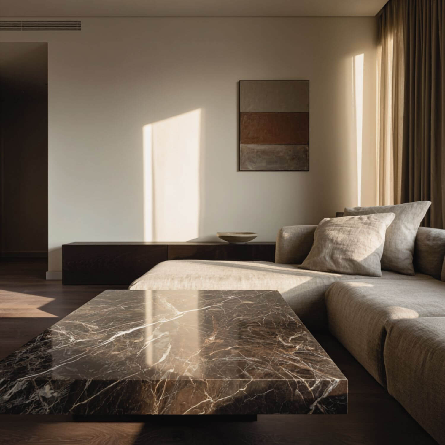 Salón con sofá neutro y mesa de centro de piedra en proyecto de diseño de interiores en Sevilla.