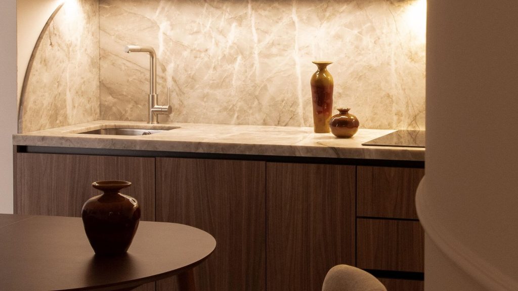 Interiorismo en Sevilla con cocina integrada, materiales naturales y diseño funcional.