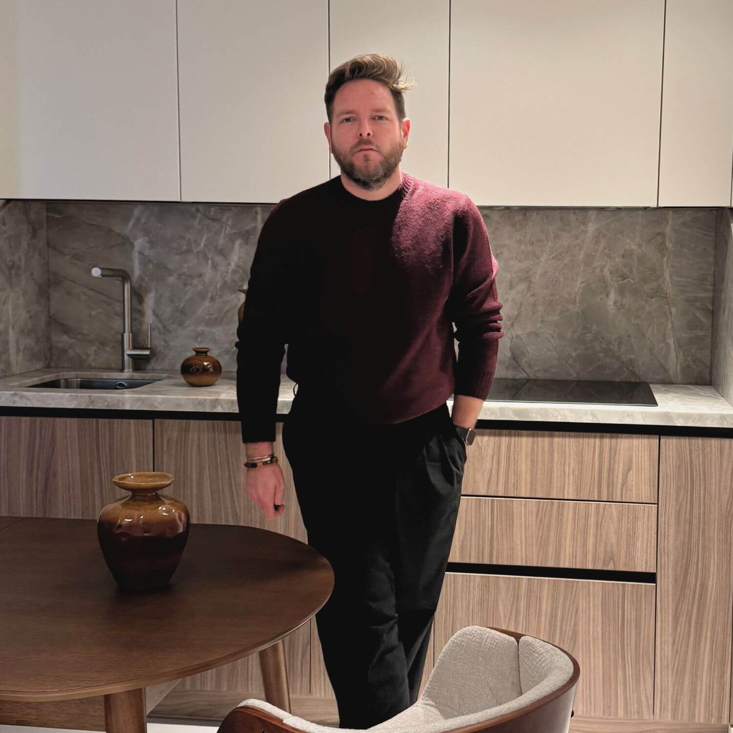 Interiorista en Sevilla en proyecto de cocina minimalista con materiales naturales.