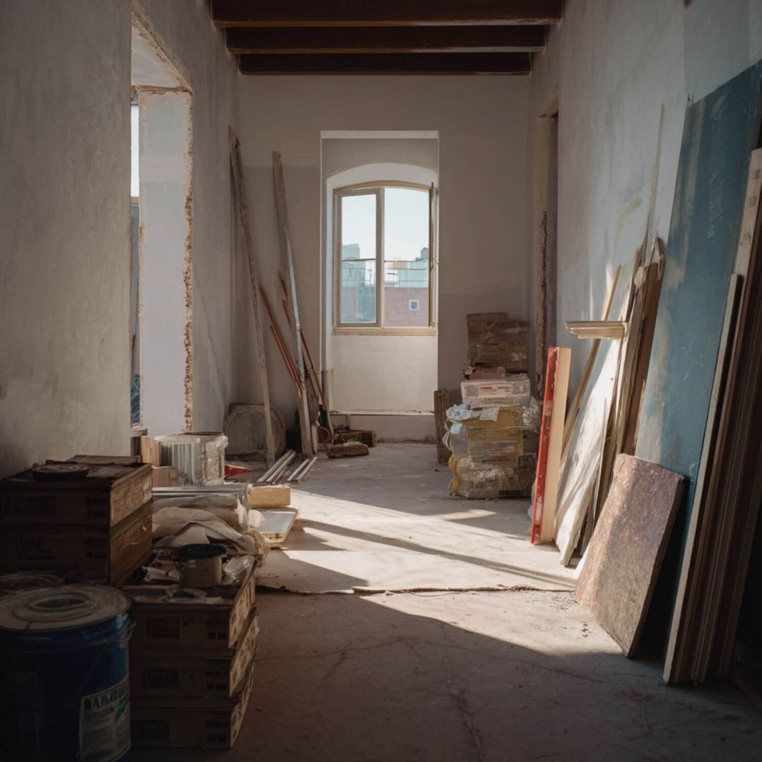 Reformar en Sevilla sin planificación en vivienda en obra con materiales visibles.