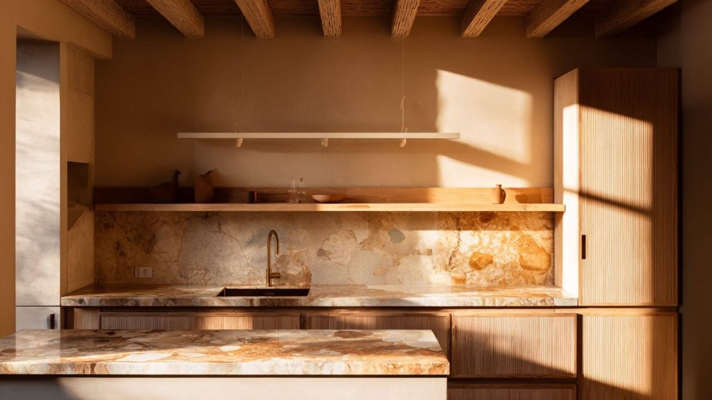 Reforma integral en Sevilla con cocina, materiales naturales y diseño interior bien planificado.