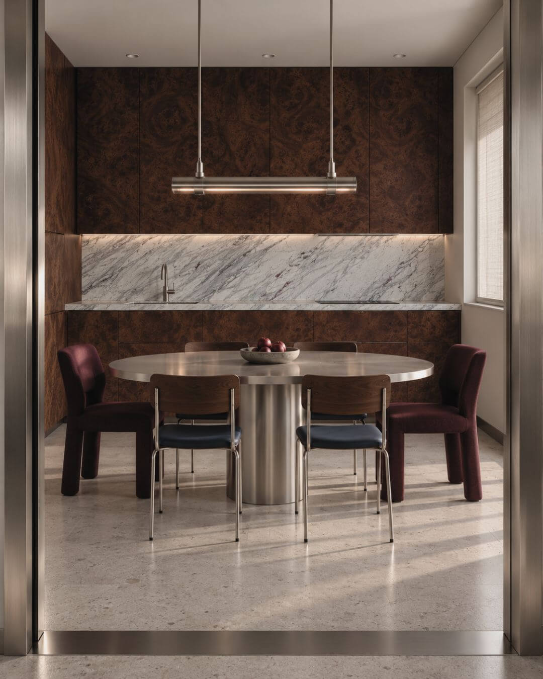 cocina de interiorismo en sevilla con madera de raíz, piedra natural y mesa de acero cepillado