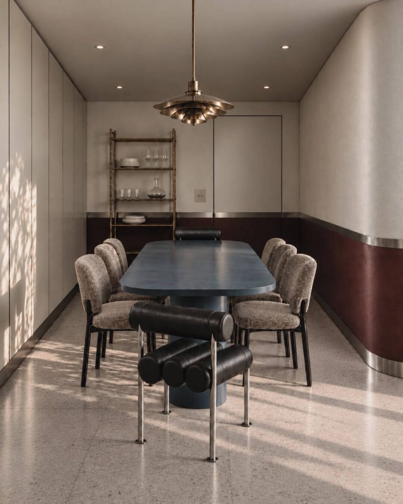comedor de interiorismo en sevilla con mesa azul, sillas de diseño y detalles en acero