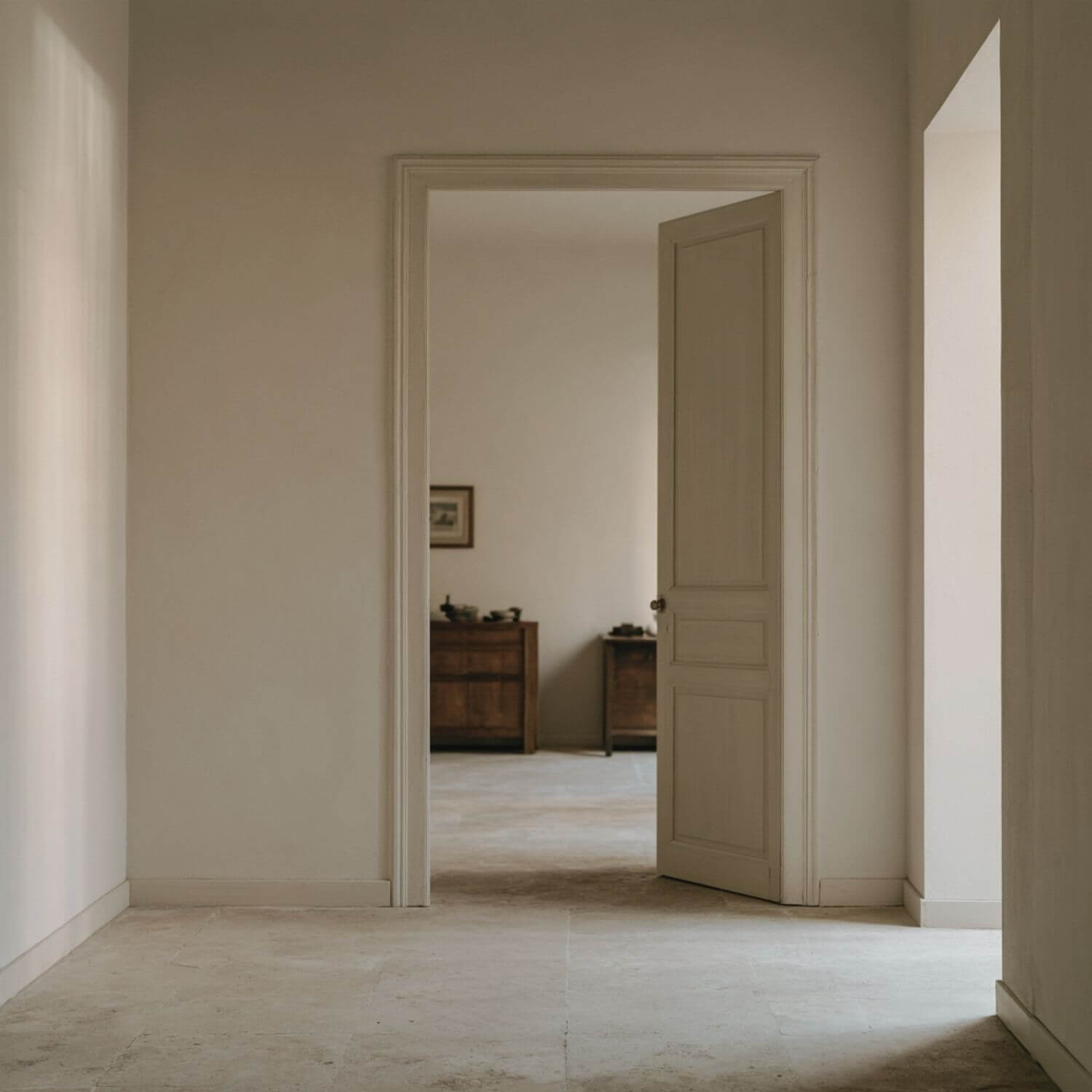 Vista entre dos estancias comunicadas por una puerta interior abierta.